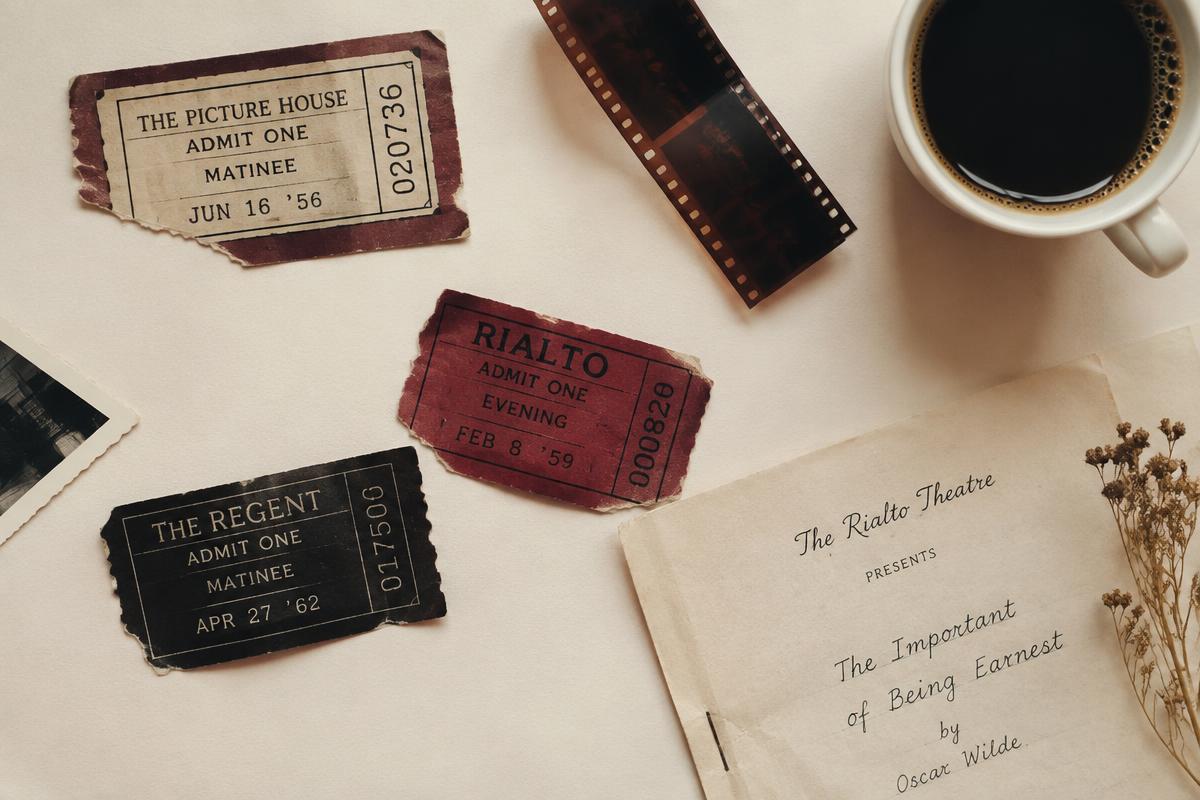 Boletos antiguos de cine, tira de película y café sobre papel crema